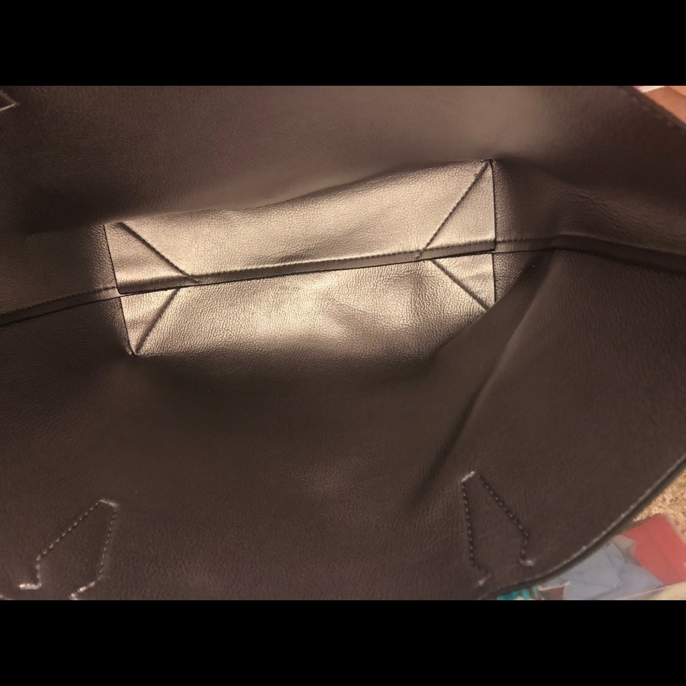 Guess Reversible Tote Bag with matching purse. - Picture 3 of 4